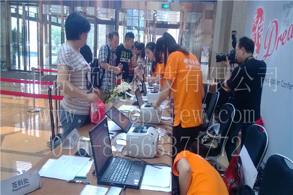 <p>2014年5月21日至23日联想供应商大会在主会场武汉光谷希尔顿酒店举行。本次大会共有五个分散的酒店同时签到，分别是光谷希尔顿、威斯汀、嘉华酒店等。大会使用二维码签到与现场胸卡制作系统。</p>
<p>二维码签到系统作为现在主流的签到系统之一，在各大会展、年会等活动签到环节的处理上表现的尤为突出。本次联想供应商大会更是采用了我司自主研发的高性能二维码签到系统，我司的二维码签到系统，不仅十分稳定，并且能够适应各种不同的签到要求，具有很强的兼容性和稳定性，操作简单明了，能够保证会议接待人员在极短时间内能完全学会此系统的操作，极大的避免的签到环节的出错率，确保了活动的顺利进行。选择顶航，选择专业。</p>