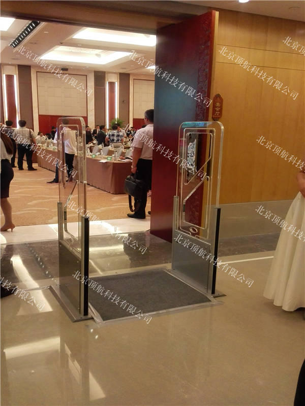 <p>由国家商务部、河北省人民政府共同主办的2015年中国廊坊国际经济贸易洽谈会（简称“5·18”洽谈会）于2015年5月18日—21日在河北省廊坊市国际会议展览中心举行。会议使用北京顶航提供的RFID通道门签到系统。通道门签到系统的特点是方便快捷，无需操作人员，只需参会嘉宾佩戴胸卡在通道门通过即可记录参会嘉宾到场情况。</p>