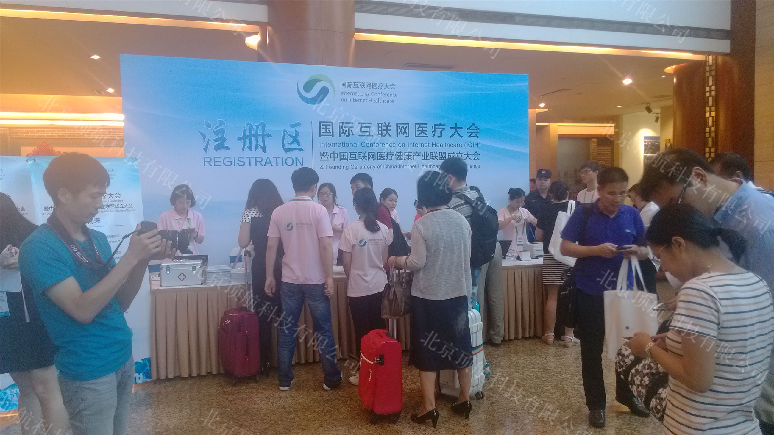 <p> 6月24日至26日,首届国际互联网医疗大会暨中国互联网医疗健康产业联盟成立大会在桐乡乌镇召开,大会的主题为“互联共享、智汇健康”。本次大会围绕互联网医院、分级诊疗、家庭医生、精准医疗等热点主题进行深入探讨,以寻求“互联网+医疗”的深度试水和突破。国家卫计委副主任金小桃,国家卫计委宣传司司长毛群安,浙江省委宣传部副部长来颖杰,嘉兴市副市长柴永强,桐乡市委副书记、市长盛勇军,桐乡市人大常委会主任张林洪等各级领导,以及800余名来自医疗管理、医药产业和互联网领域的国内外专家、学者出席了会议。</p>
<p>本次大会使用了北京顶航科技提供的二维码签到打印系统,会议分三个注册酒店,每个酒店都配有技术人员,全天提供技术支持,保障了会议注册的顺利进行。</p>