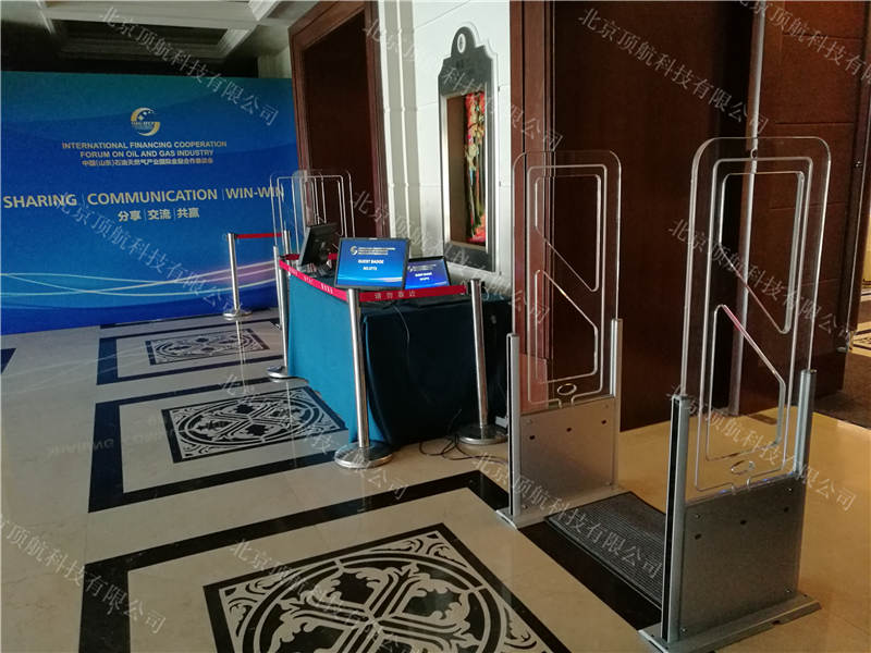 <p>7月26日,由中国进出口银行和山东科瑞集团共同发起,山东科瑞集团主办的中国(山东)石油天然气产业国际金融合作恳谈会于26日、27日在山东东营举办。共有来自全世界28个国家的90余家单位参会。本次论坛为油气能源行业的设备供应方、使用方和融资方提供了一个业务交流、经验分享、项目对接的平台。本次会议使用了北京顶航科技提供的通道门签到系统,该设备只需要参会人员佩戴胸卡正常走过即可记录成功,而且还可以进出双向统计,方便对会场人员控制。该系统具有通行速度快,识别率高等优点。</p>