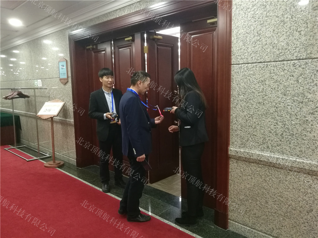 <p>第13届中国畜牧饲料科技与经济高层论坛在北京会议中心举行，本次大会以“”创新驱动力 创造高效率“”为主题。</p>
<p>本次大会使用了北京顶航二维码签到打印系统，大会入场及分会场使用手持式二维码扫描设备记录统计各论坛参会人员。</p>