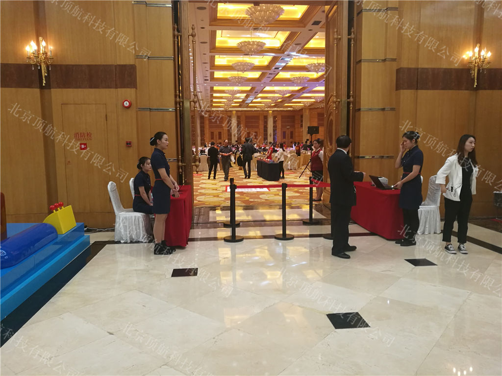 <p>年度中国玩具和婴童用品行业晚会在上海国际会议中心举行，本次晚会使用了北京顶航提供的二维码签到打印系统，参会嘉宾到达现场出示参会二维码打印现场随机桌号，嘉宾通过随机桌号找自己的座位，这样有效的避免了现场乱坐的现象。</p>