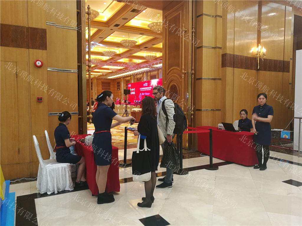 <p>年度中国玩具和婴童用品行业晚会在上海国际会议中心举行，本次晚会使用了北京顶航提供的二维码签到打印系统，参会嘉宾到达现场出示参会二维码打印现场随机桌号，嘉宾通过随机桌号找自己的座位，这样有效的避免了现场乱坐的现象。</p>