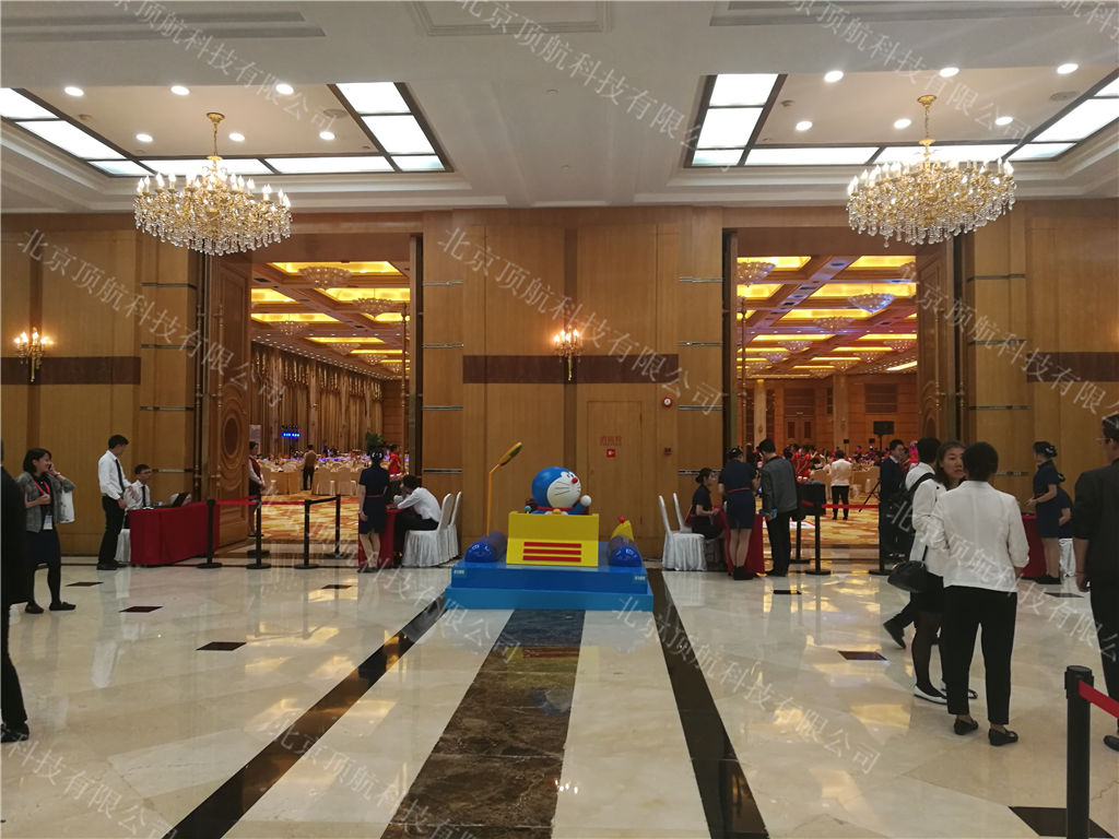 <p>年度中国玩具和婴童用品行业晚会在上海国际会议中心举行，本次晚会使用了北京顶航提供的二维码签到打印系统，参会嘉宾到达现场出示参会二维码打印现场随机桌号，嘉宾通过随机桌号找自己的座位，这样有效的避免了现场乱坐的现象。</p>