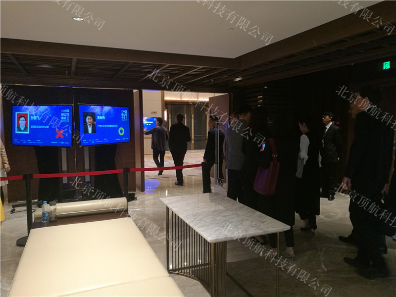 <p>“中国绿公司年会”由中国企业家俱乐部主办,本次年会主题为“智能商业时代——高质量发展与价值创造”。宁高宁、马云、柳传志、刘永好、郭广昌等知名企业家围绕“全球化”、“智能商业”、“人才与组织”等八大主题模块展开精彩讨论。</p>
<p>本次活动使用了北京顶航科技提供的通道门签到验证系统,参会嘉宾只有佩戴大会胸卡才能正常通过通道安检门,否则报警提醒,本次活动还是用了权限判断,针对每位参会嘉宾设置了不同的权限,当无权人员进入时机器会报警提醒。</p>