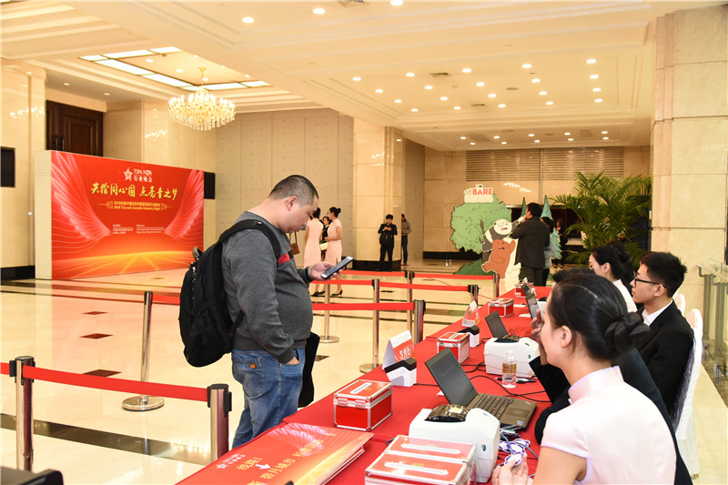 2018年度中国玩具和婴童用品行业晚会在上海国际会议中心举行，该活动使用了北京顶航科技提供的二维码签到系统，嘉宾手持参会二维码到达会场后扫码二维码并随机分配会议坐席。